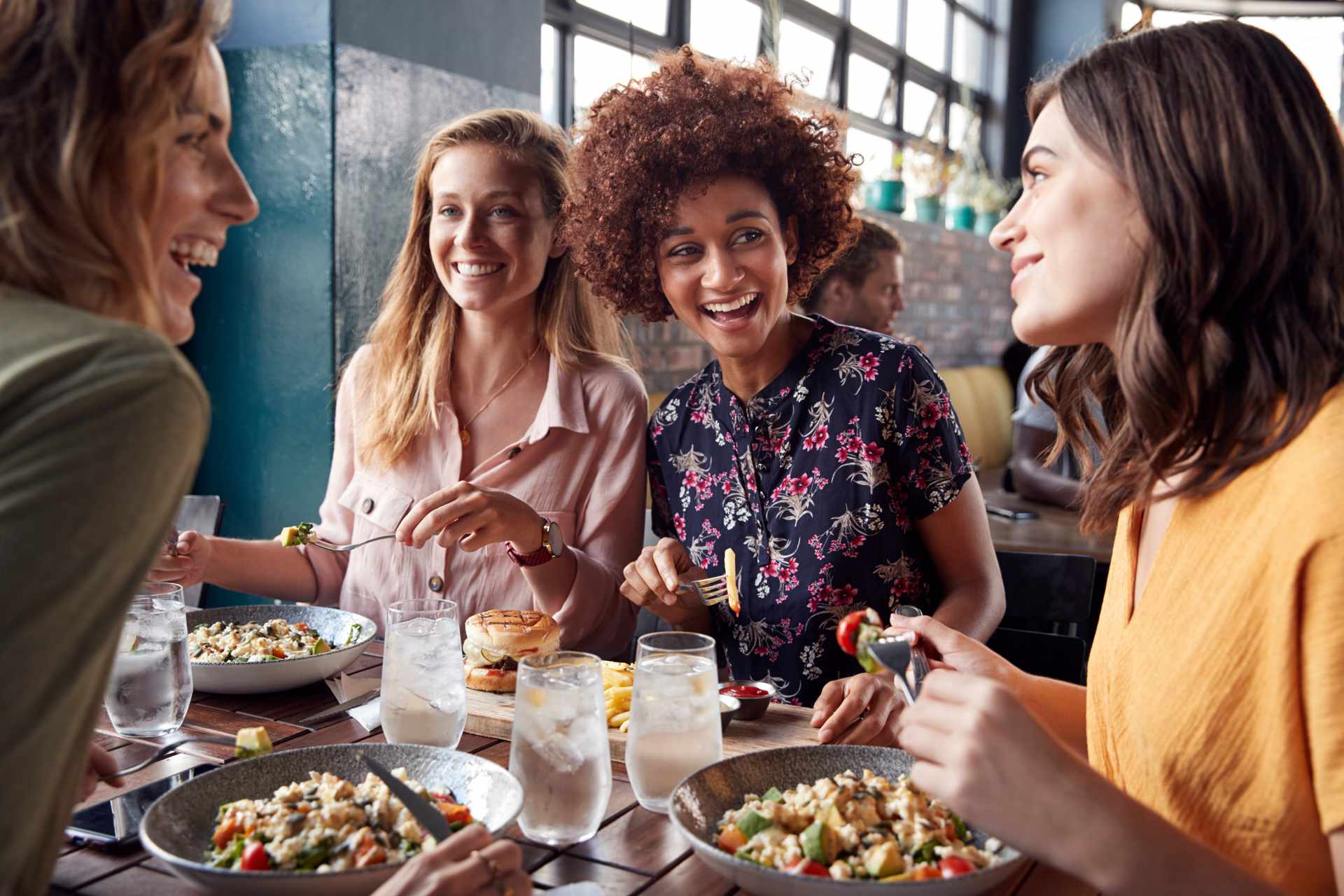 Le Delphanie -Envie d’un repas de groupe réussi avec des menus personnalisés chez LE DELPHANIE ?