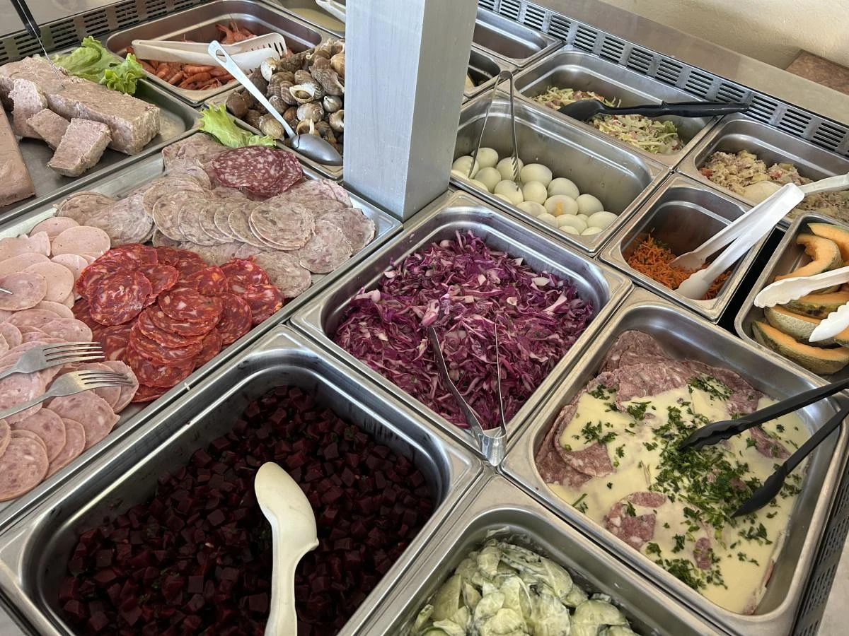 Le Delphanie -Buffet d’entrée bistrot à Montoir-de-Bretagne - LE DELPHANIE
